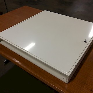 Lukittava metallinen kaappi 85x85x10cm