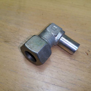 Kulmaliitin 90° 20mm putkeen