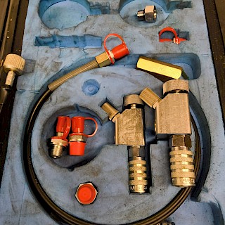 SEKALAISIA OSIA HYDRAULI JÄRJESTELMÄÄN