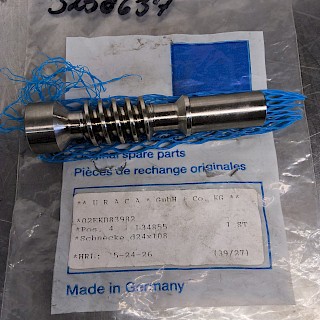 Uusi URACA KIERAKKARUUVI 02EKD83928