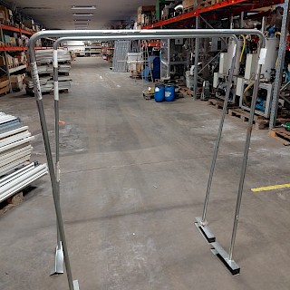 Tukeva metallinen vaaterekki / kuljetusteline pyörillä